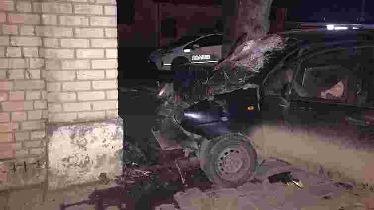 У Львові авто влетіло в стіну: постраждали п’ятеро юнаків