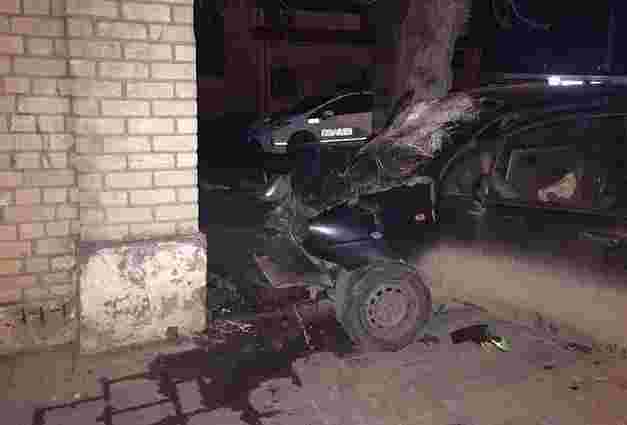 У Львові авто влетіло в стіну: постраждали п’ятеро юнаків
