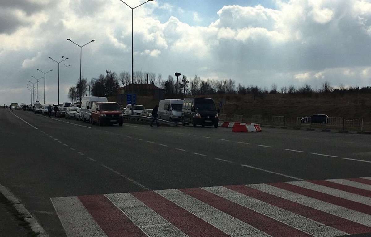 У Раві-Руській розмежували смуги руху для авто української та іноземної реєстрації