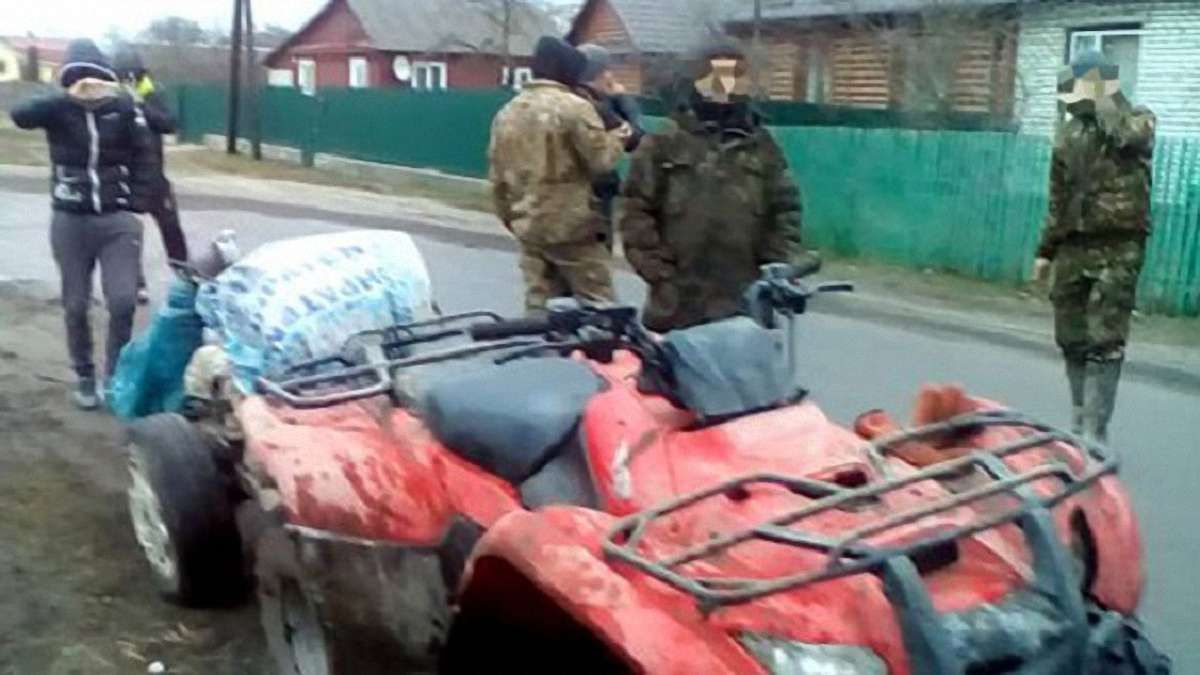 На Рівненщині копачі бурштину відібрали в поліції мотопомпу та погрожували фізичною розправою