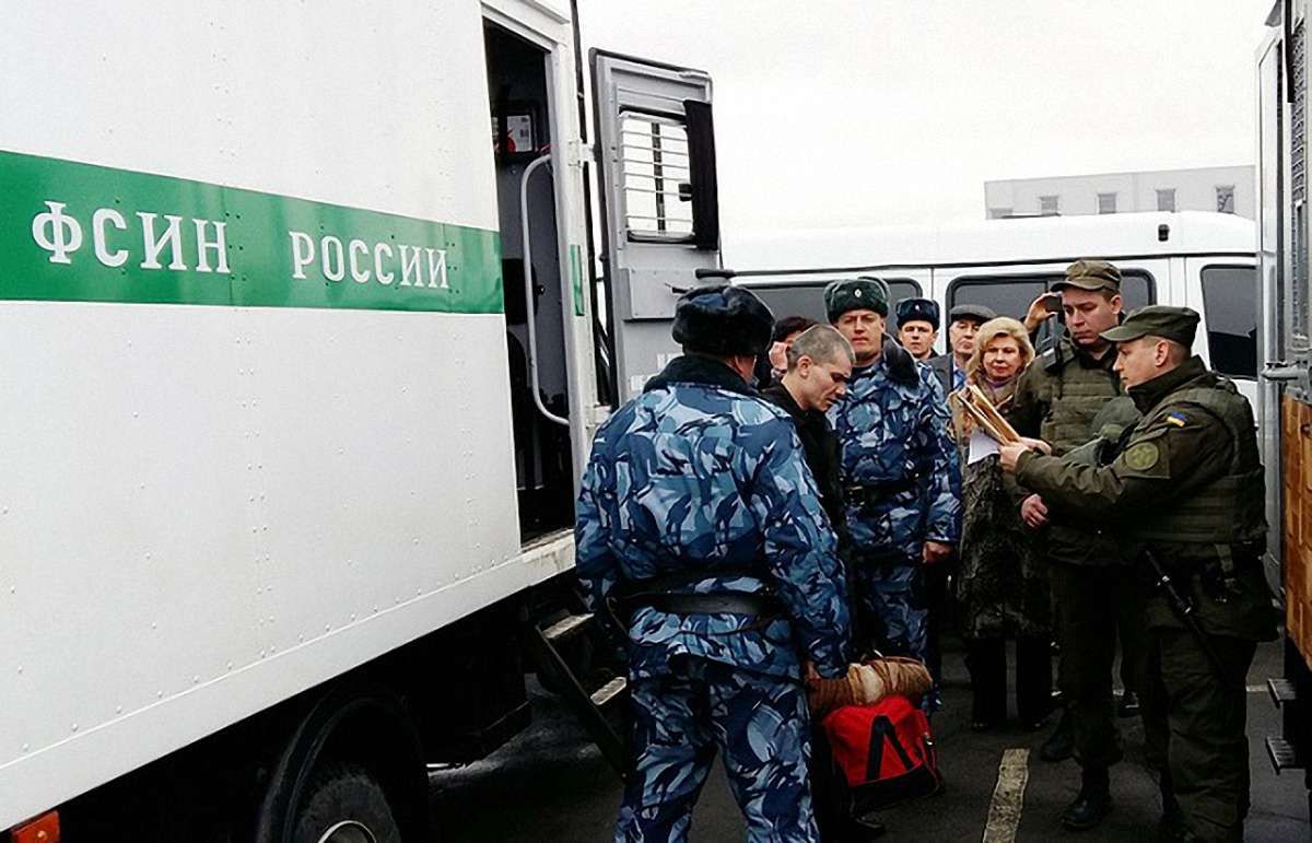Росія передала Україні 12 ув'язнених з в'язниць окупованого Криму