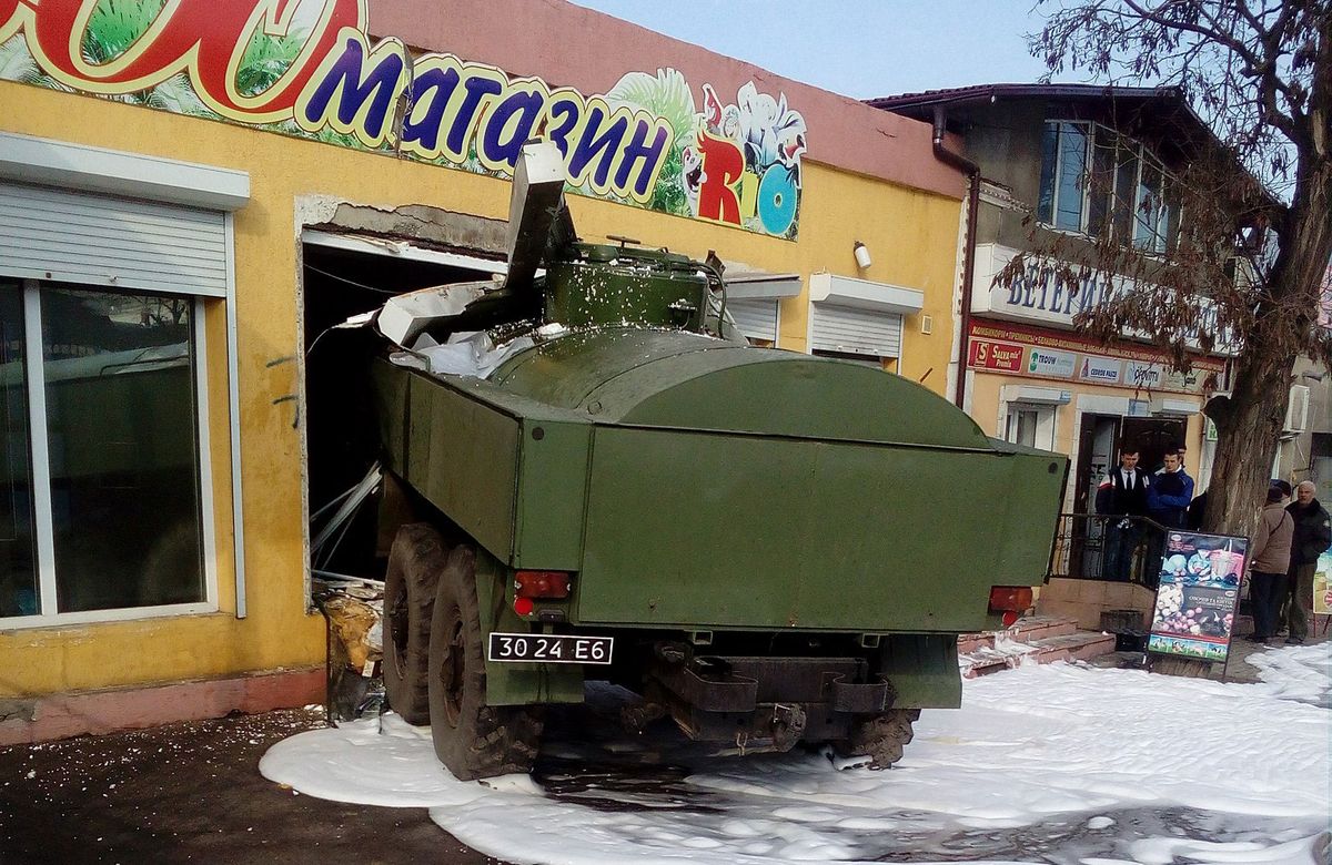 У Миколаєві військовий бензовоз в'їхав у зоомагазин, загинув матрос
