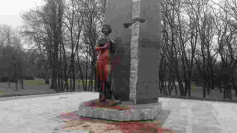У Києві невідомі облили фарбою пам'ятник Олені Телізі
