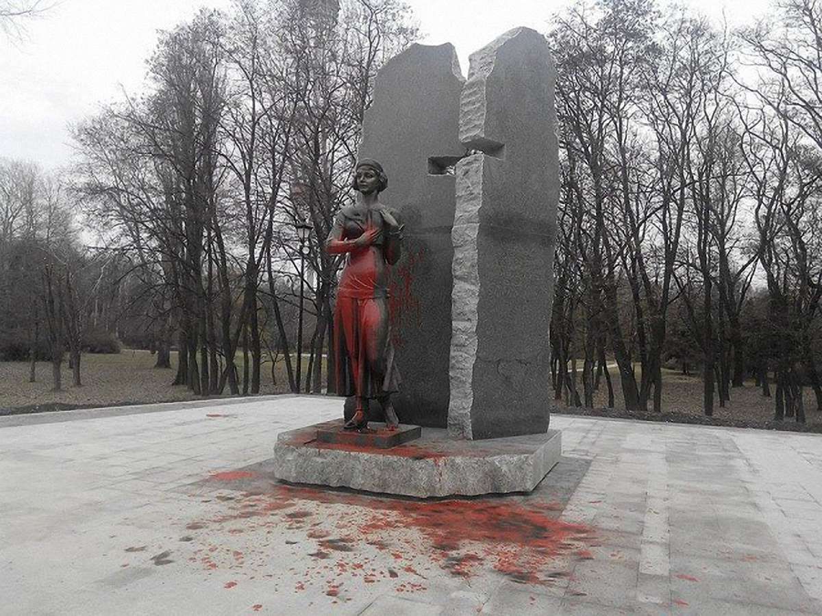 У Києві невідомі облили фарбою пам'ятник Олені Телізі