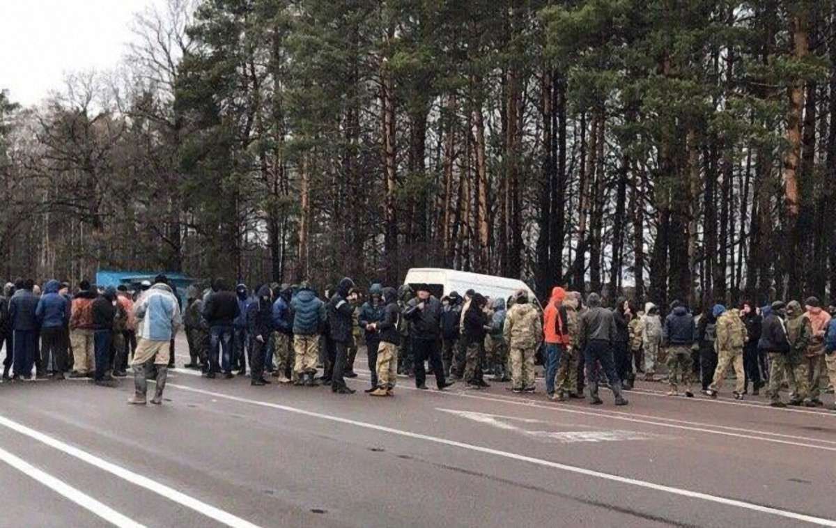 На Рівнещині бурштинокопачі перекрили трасу Київ-Ковель