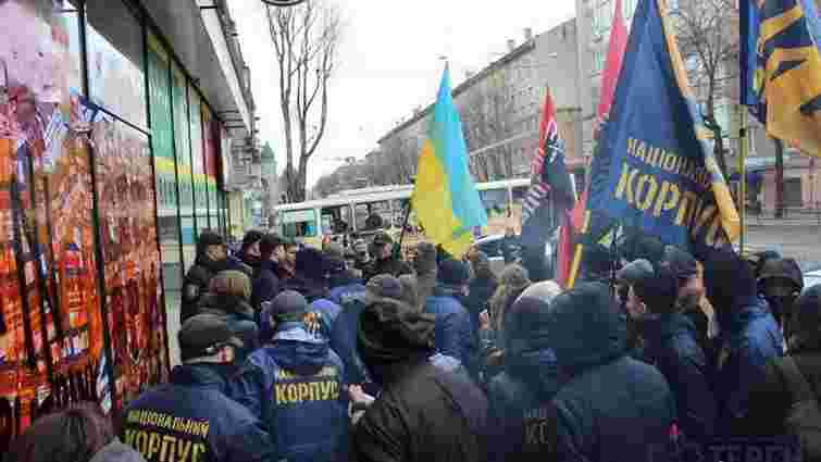 У Тернополі протестувальники замурували входи до російського «Сбербанку»