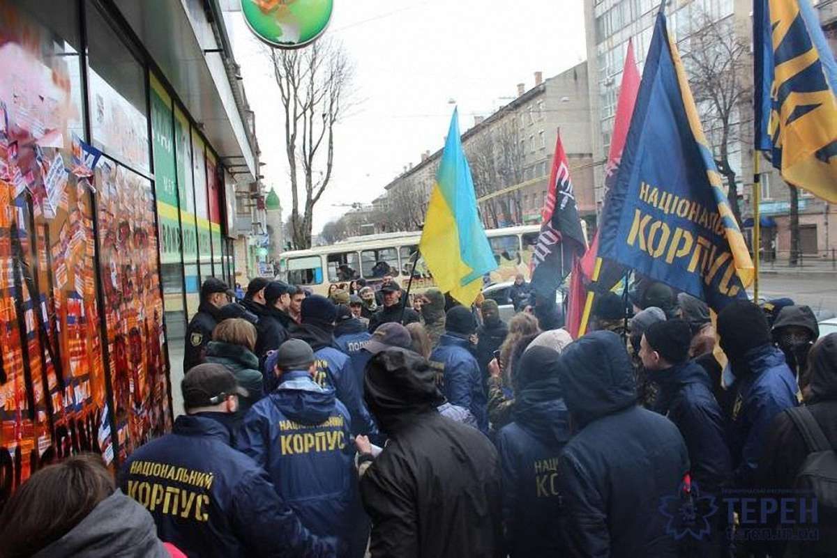 У Тернополі протестувальники замурували входи до російського «Сбербанку»