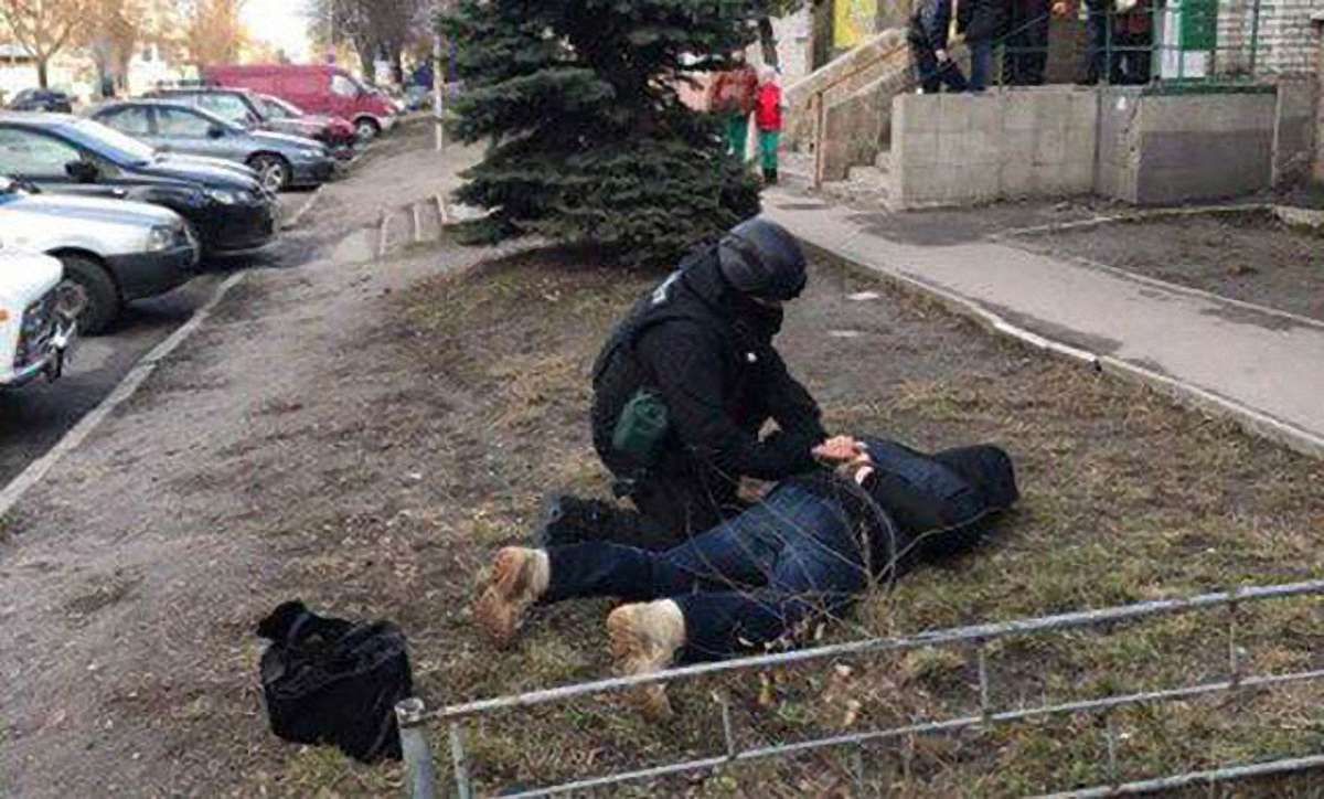 На Київщині затримали поліцейських, які торгували зброєю