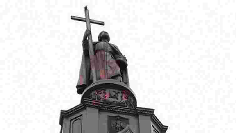 Услід за пам’ятником Телізі в Києві облили фарбою монумент князю Володимиру