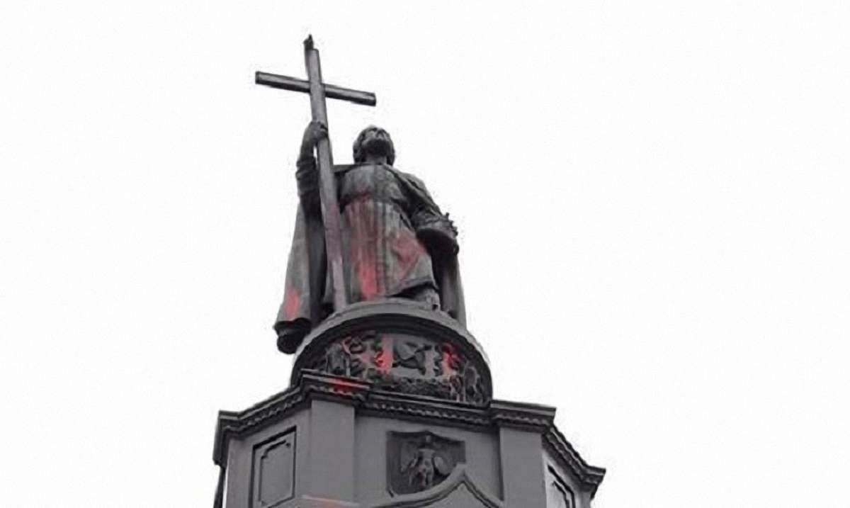 Услід за пам’ятником Телізі в Києві облили фарбою монумент князю Володимиру