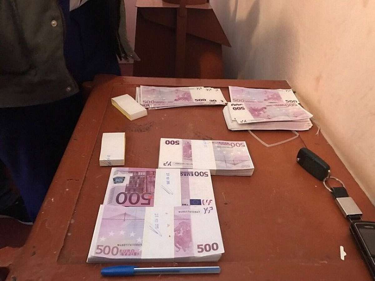 На Київщині голову сільради затримали на хабарі у €250 тис.