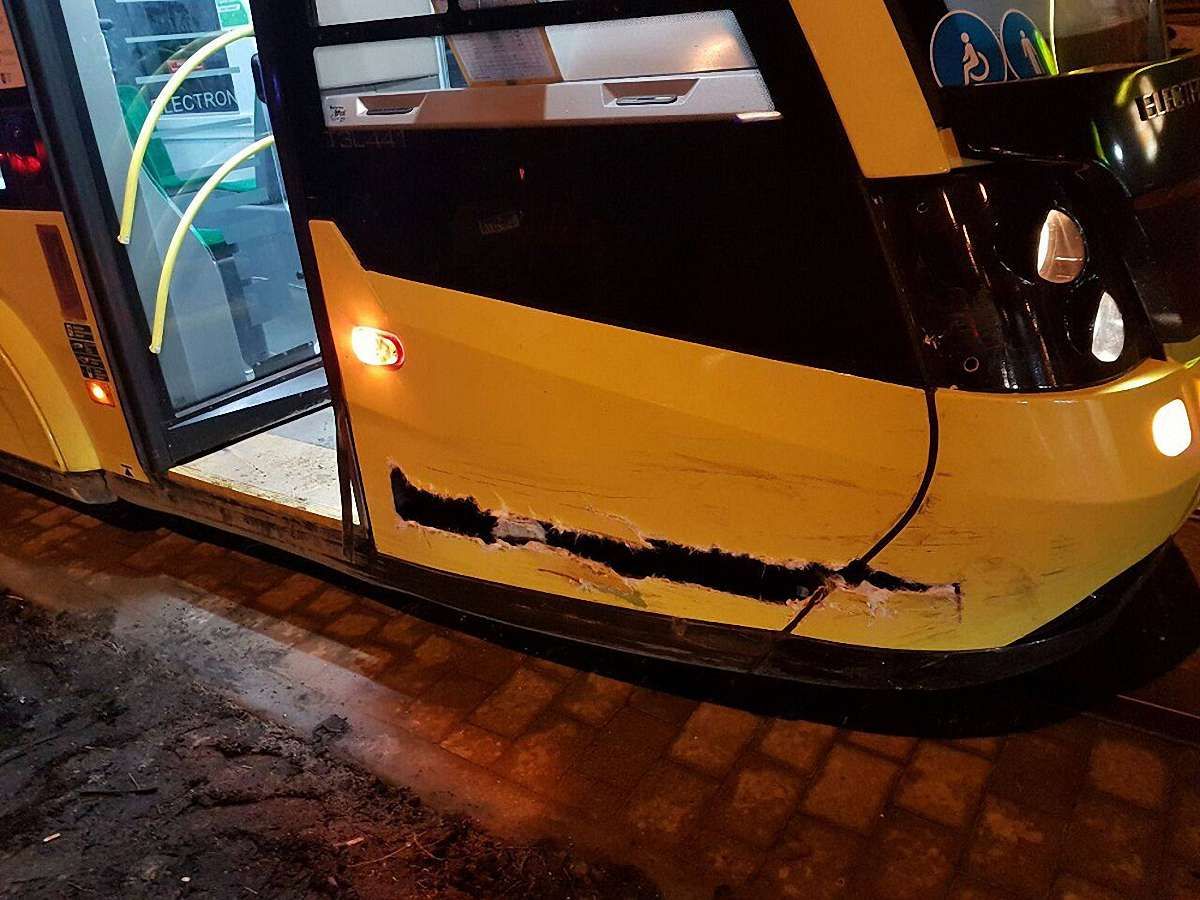 Легковий автомобіль протаранив сихівський «Електрон»