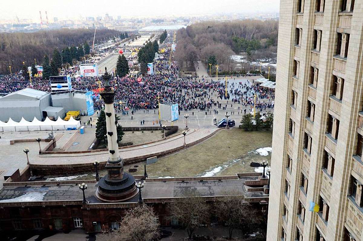 В Москві силовики побили аспіранта за прапор України в річницю окупації Криму