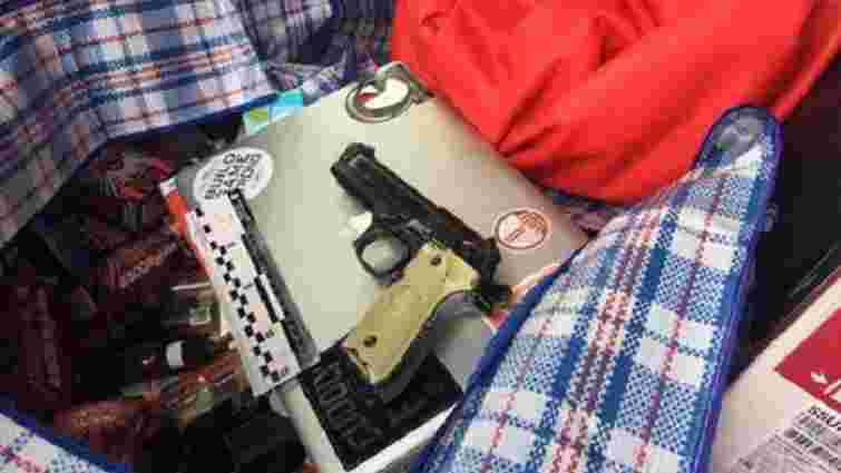 У Києві затримали двох зловмисників, які з іграшковим пістолетом пограбували магазин