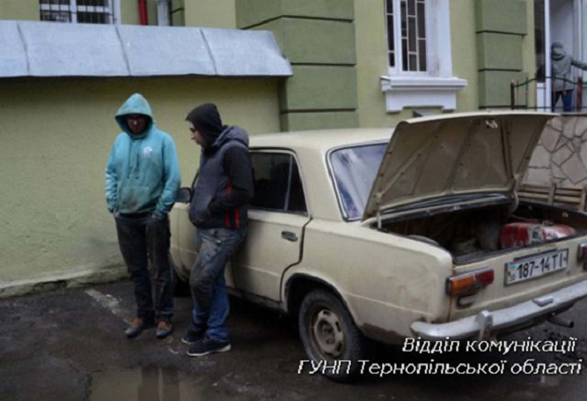 У Тернополі студенти викрали 13 каналізаційних люків