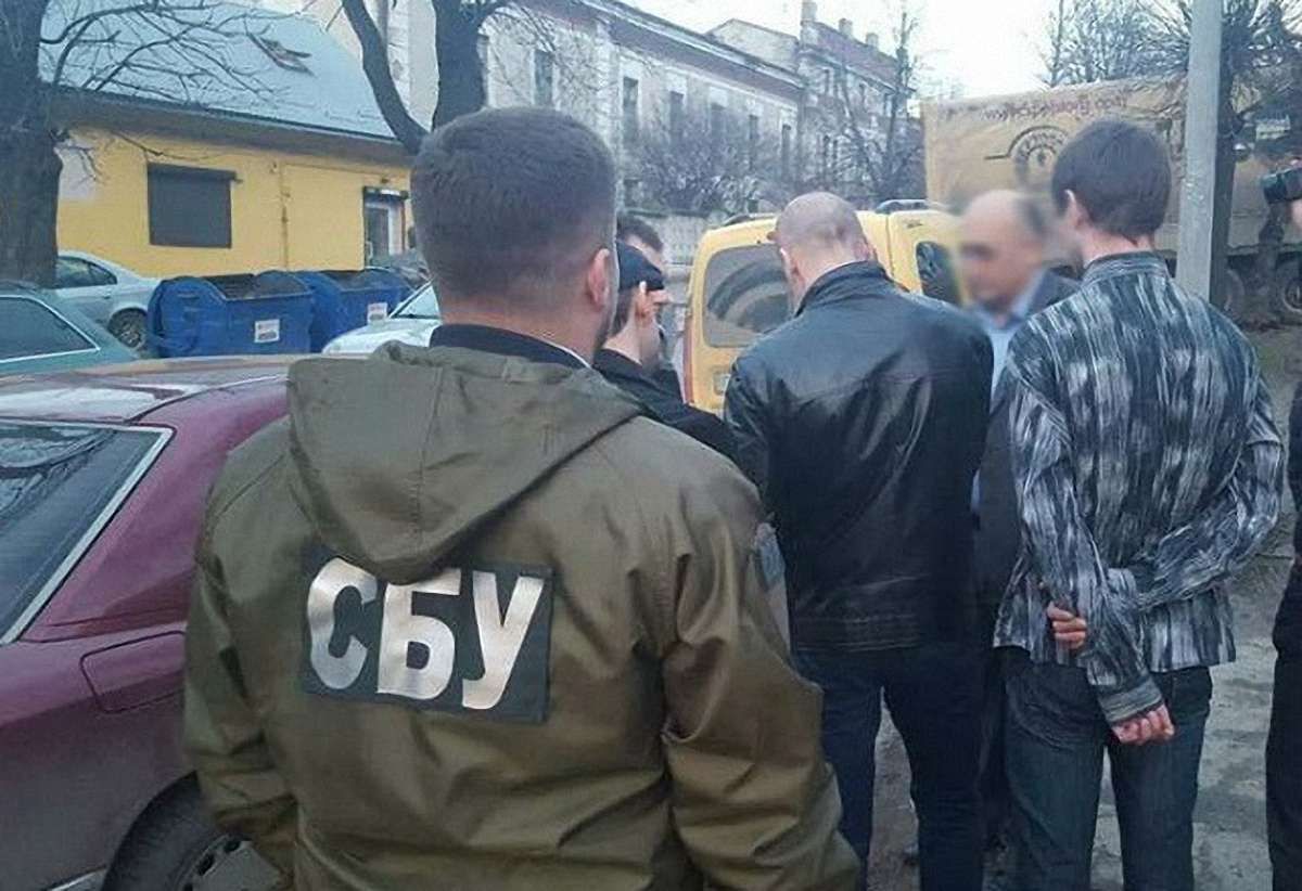 На Буковині директор ліцею вимагав гроші за оренду приміщення 