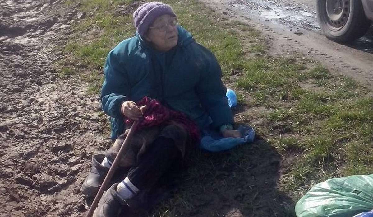 Львів’янка залишила посеред поля свою 85-річну матір