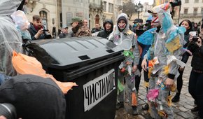 До львівської ратуші прийшли загорнуті в сміттєві пакети протестувальники