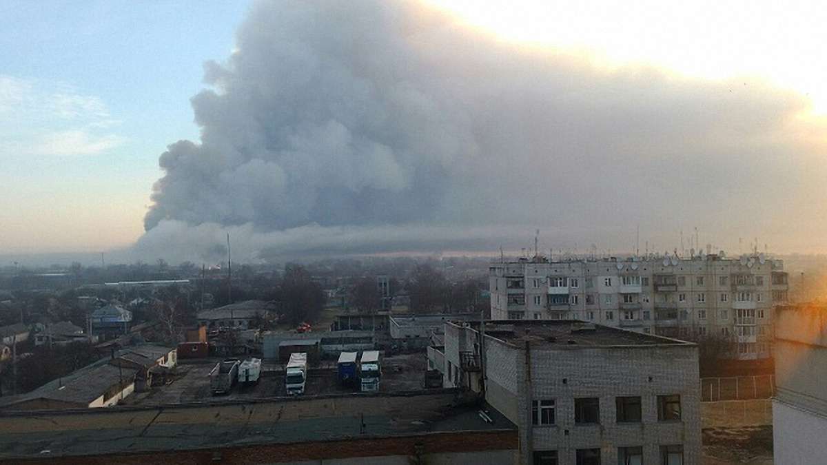 Пожежа на військових складах у Балаклії розростається