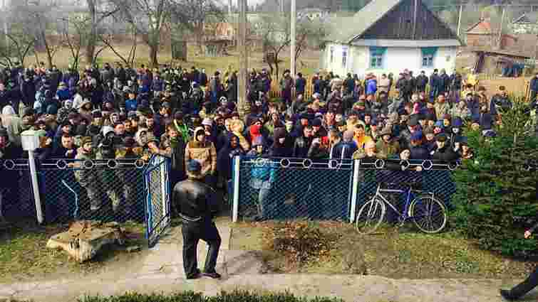 На Рівненщині майже дві сотні бурштинокопачів блокували відділ поліції 