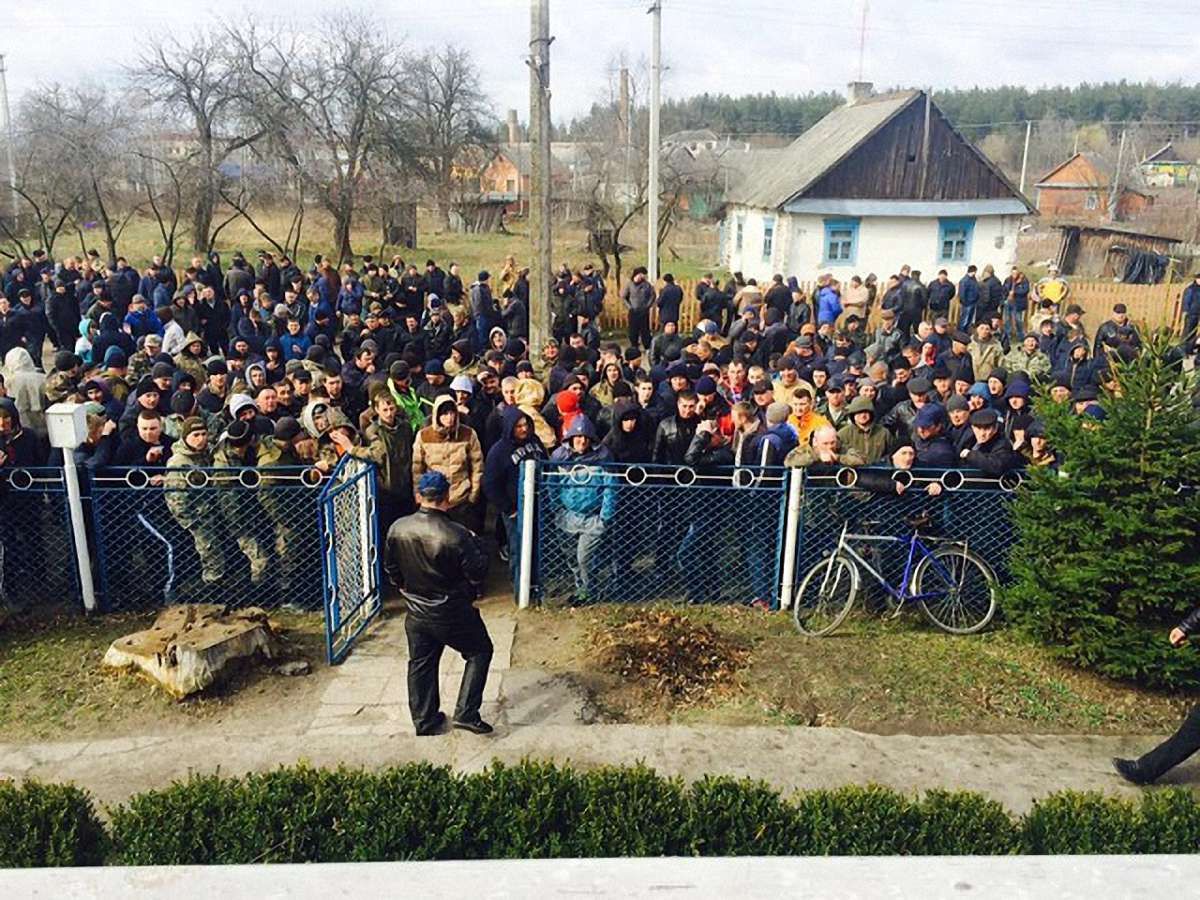 На Рівненщині майже дві сотні бурштинокопачів блокували відділ поліції 
