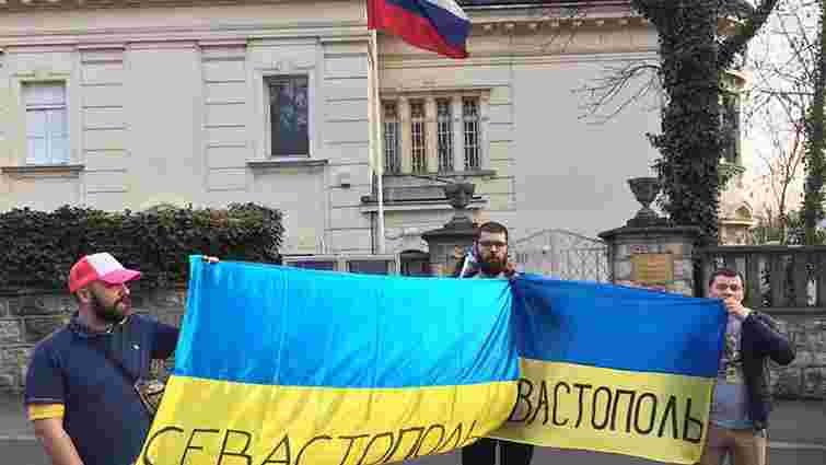 У Загребі під посольством РФ поліція затримала українських фанів