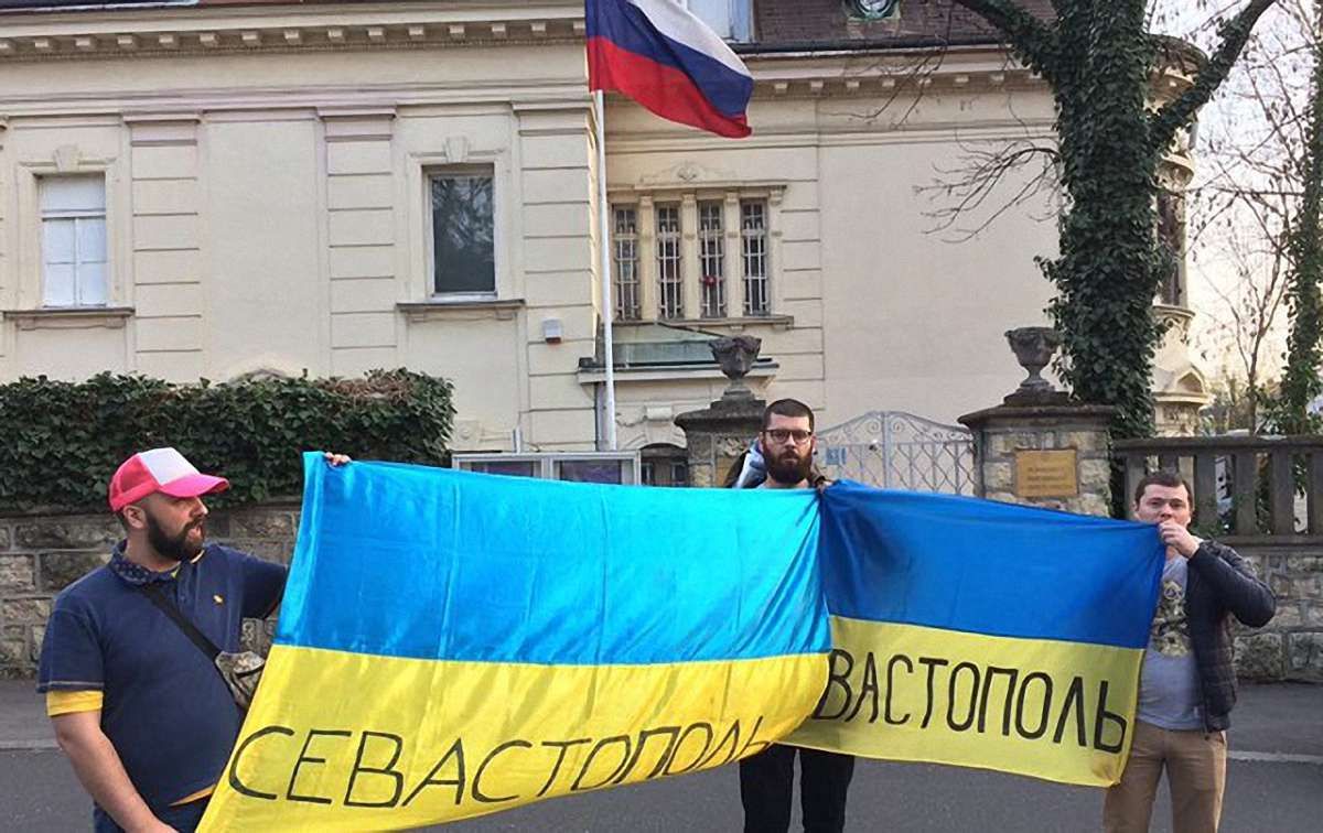 У Загребі під посольством РФ поліція затримала українських фанів
