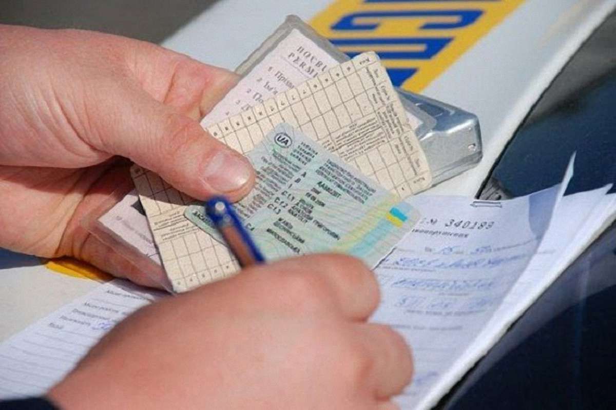 У Херсоні посадовці за гроші видавали фіктивні посвідки водія жителям Криму