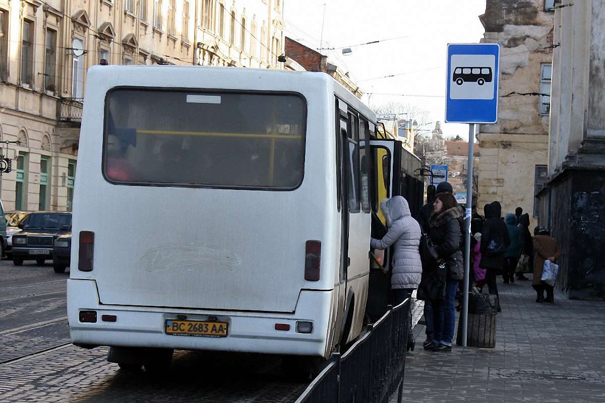 Водій львівської маршрутки, з якої випала вагітна жінка, дізнався про інцидент зі ЗМІ