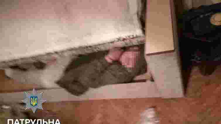 У Львові поліцейські виявили злодія під диваном у чужій квартирі