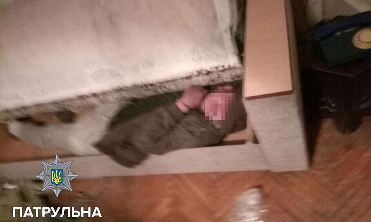 У Львові поліцейські виявили злодія під диваном у чужій квартирі