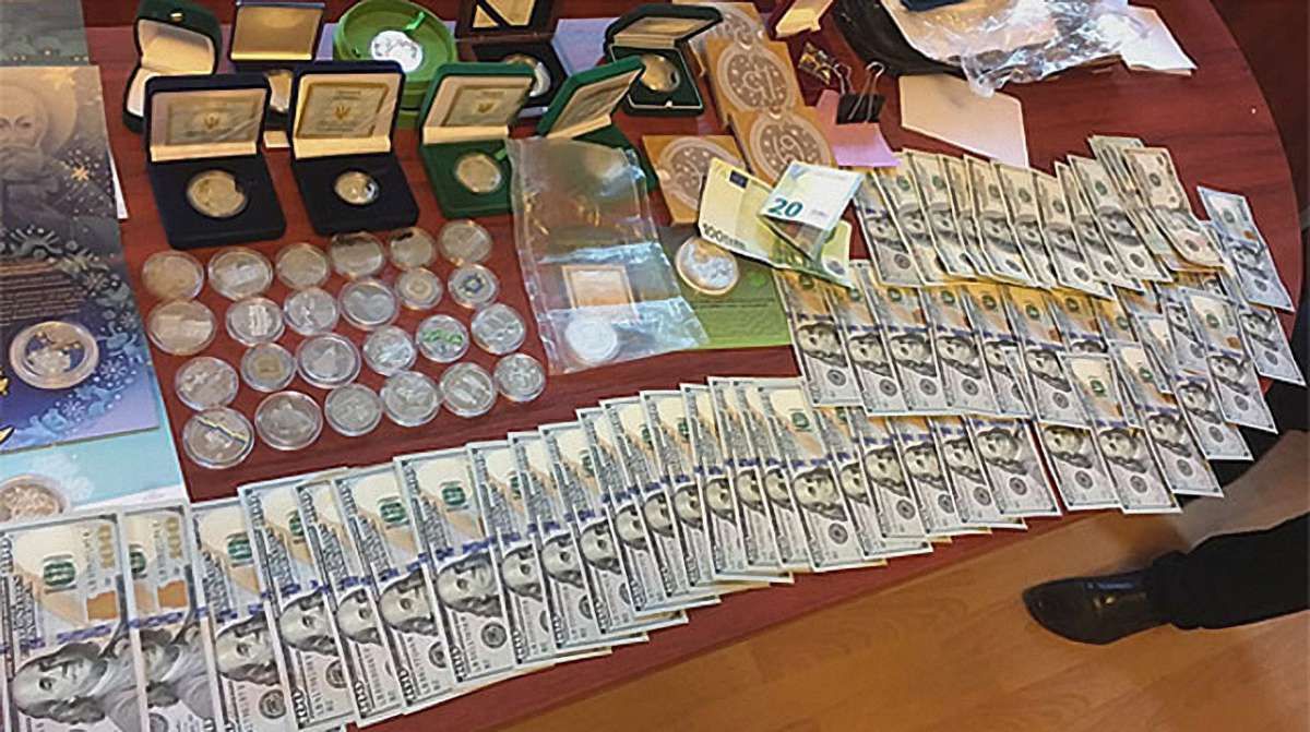 Поліція розшукує власників знайденого під час обшуків у голови поліції Шостки майна