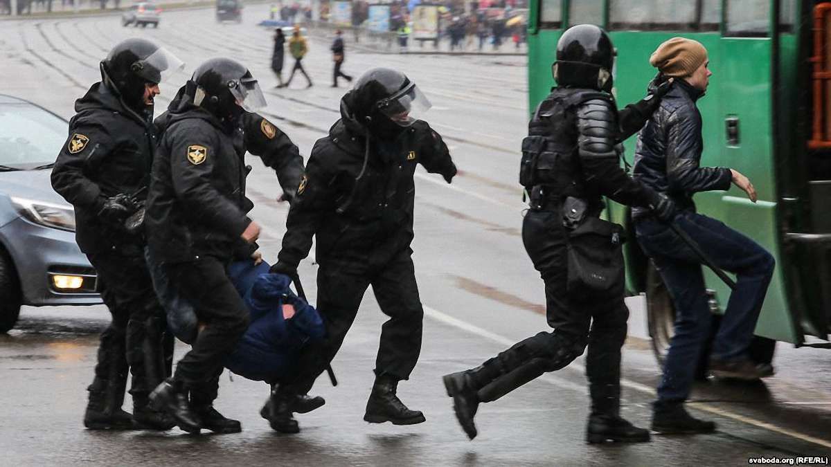 У мережі з'явилося відео масових затримань білорусів на святкуванні Дня Волі у Мінську