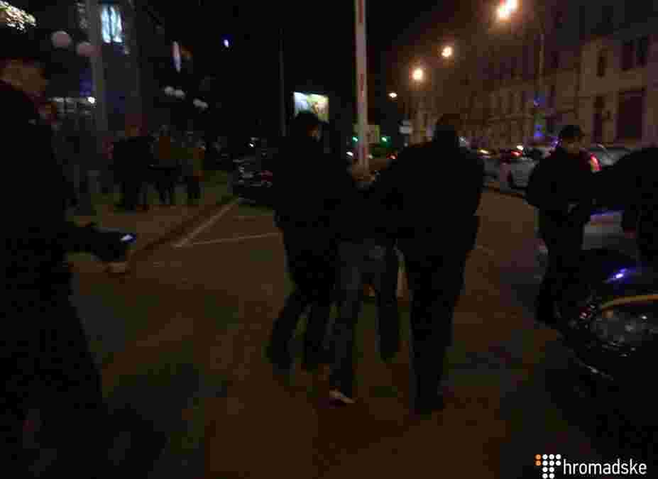 Ініціатор стрілянини був напідпитку, а його товариш погрожував медикам «швидкої» ножем Ініціатор стрілянини був напідпитку, а його товариш погрожував медикам «швидкої» ножем