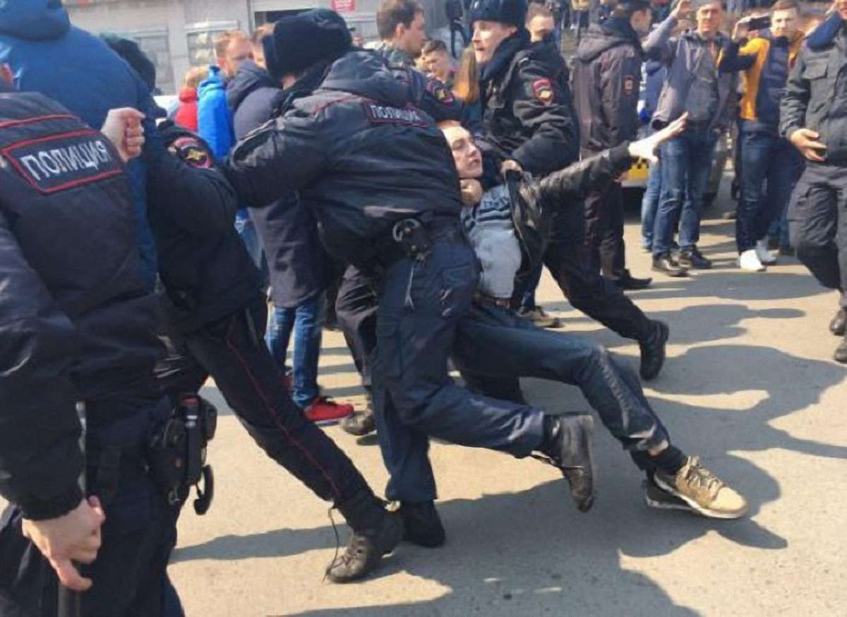 У Росії на антикорупційних мітингах поліція проводить масові затримання