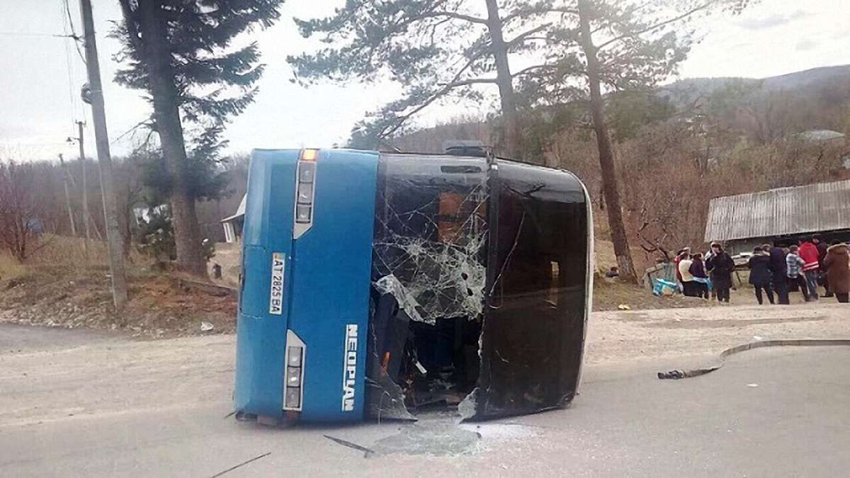 На Івано-Франківщині перекинувся автобус з паломниками