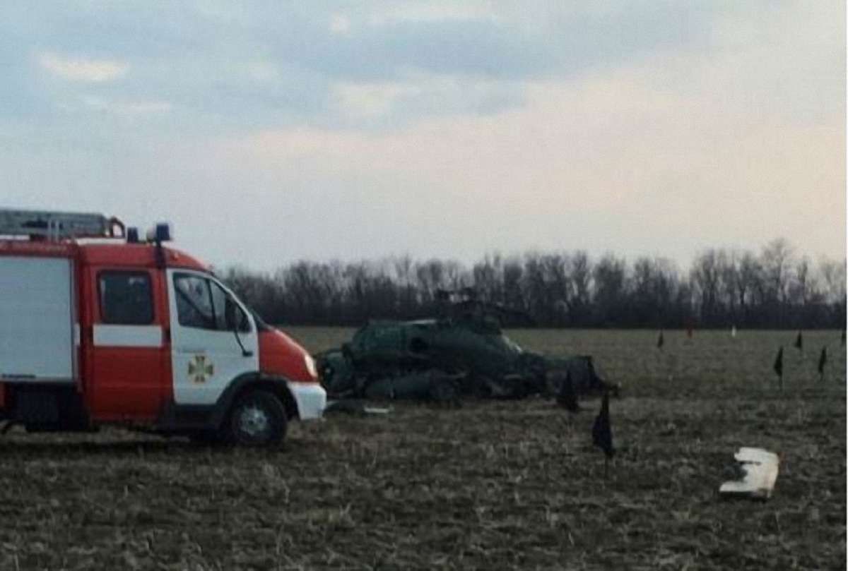ЗМІ опублікували перші фото та відео з місця аварії вертольота під Краматорськом