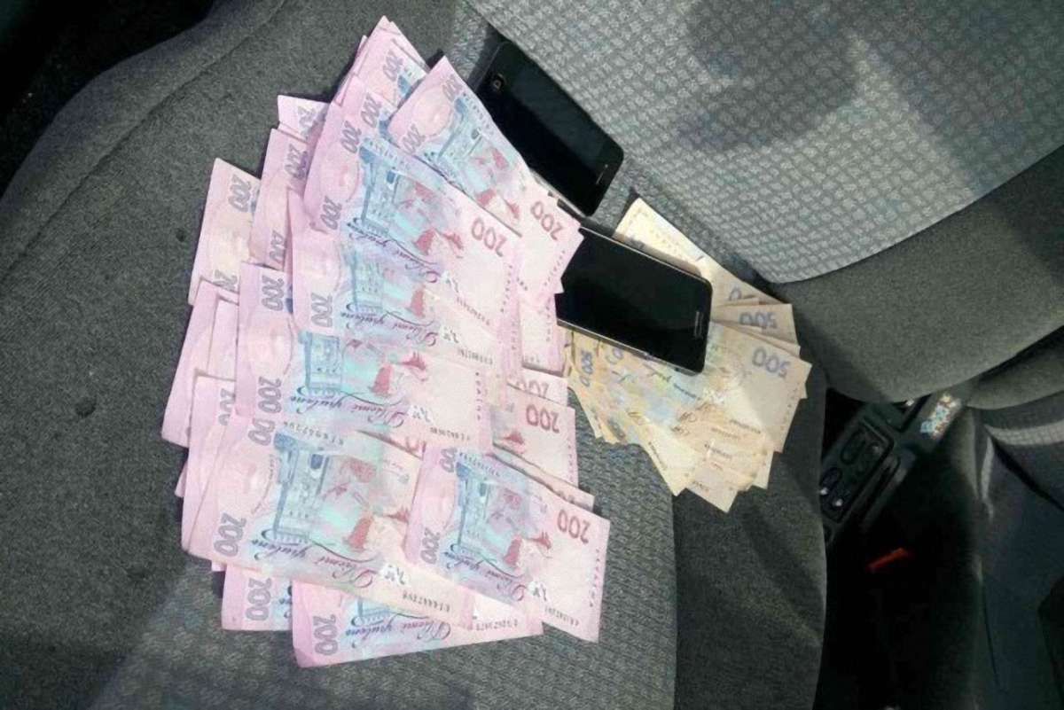 У Києві одного з керівників поліції області зловили на хабарі у ₴30 тис