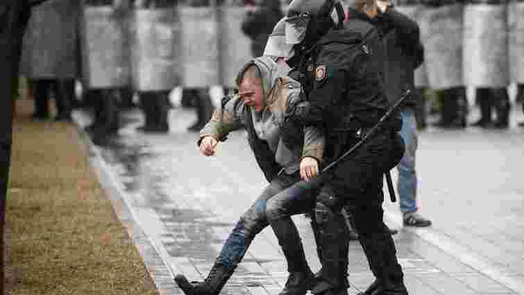 Українець в Мінську отримав 15 діб арешту за участь у демонстраціях