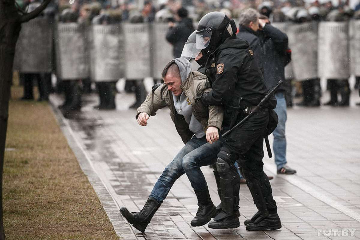 Українець в Мінську отримав 15 діб арешту за участь у демонстраціях