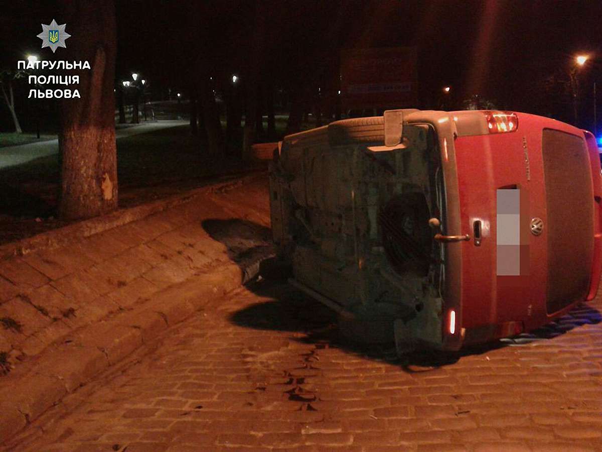 Нетверезий водій влетів у дерево і перекинув мікроавтобус у Львові