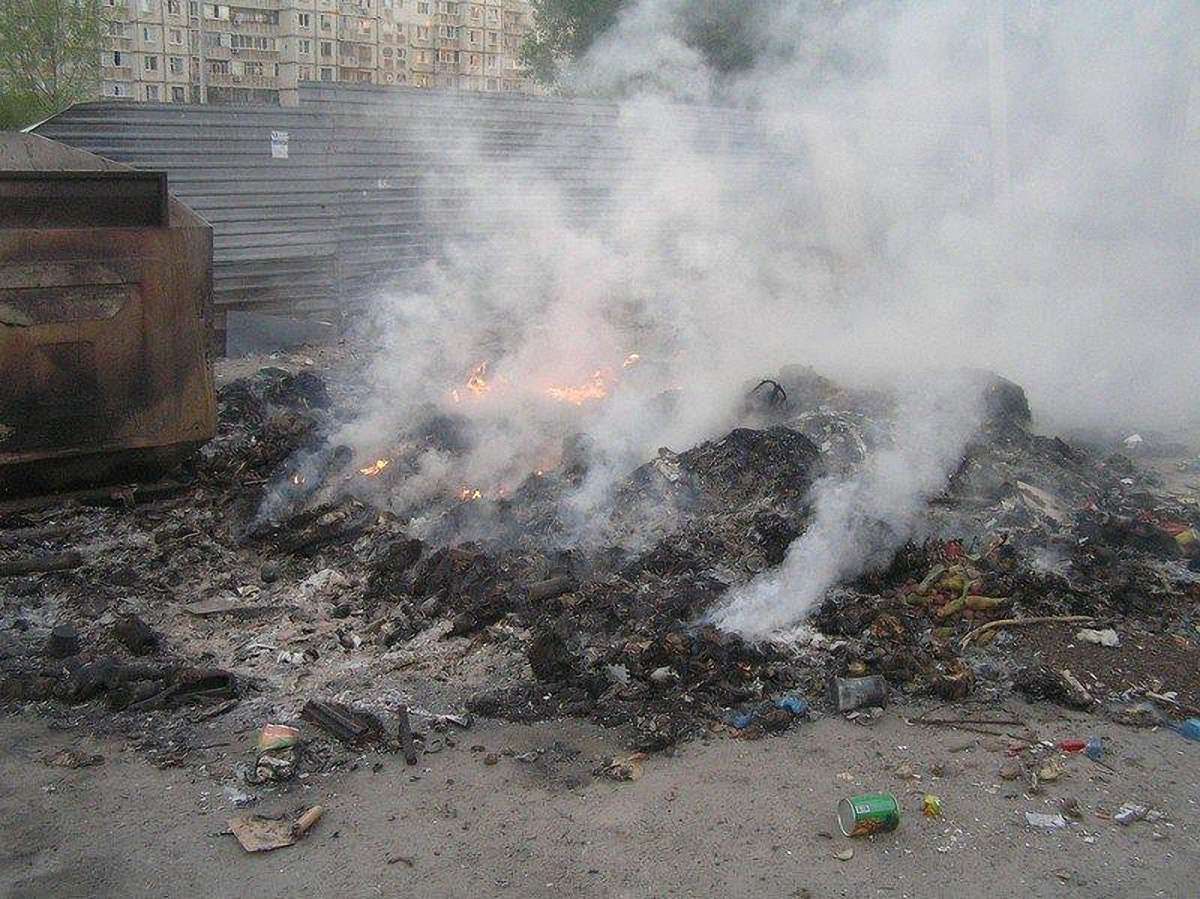 Рятувальники загасили пожежу біля ринку  у Львові
