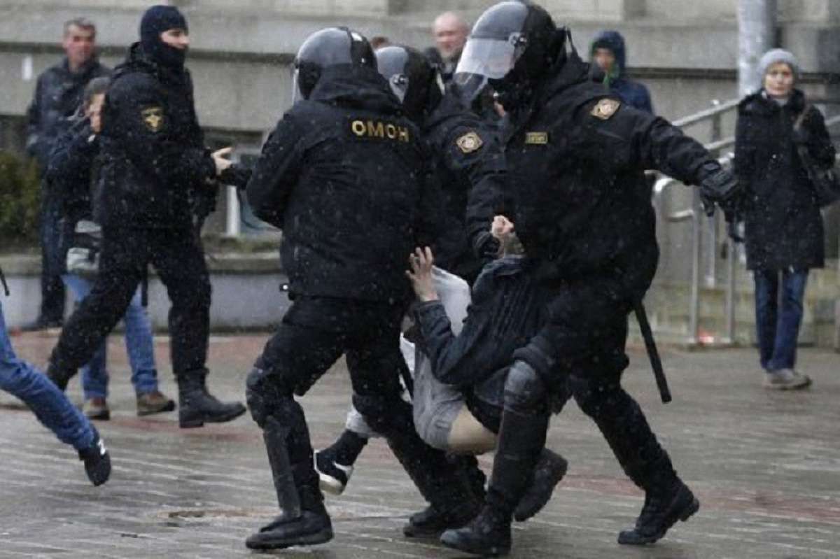 Затриманих на мітингу в Мінську двох українців депортують з Білорусі
