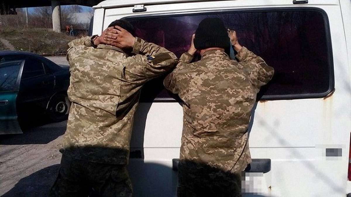 У Тернополі СБУ затримала трьох військових, які крали паливо з військової частини