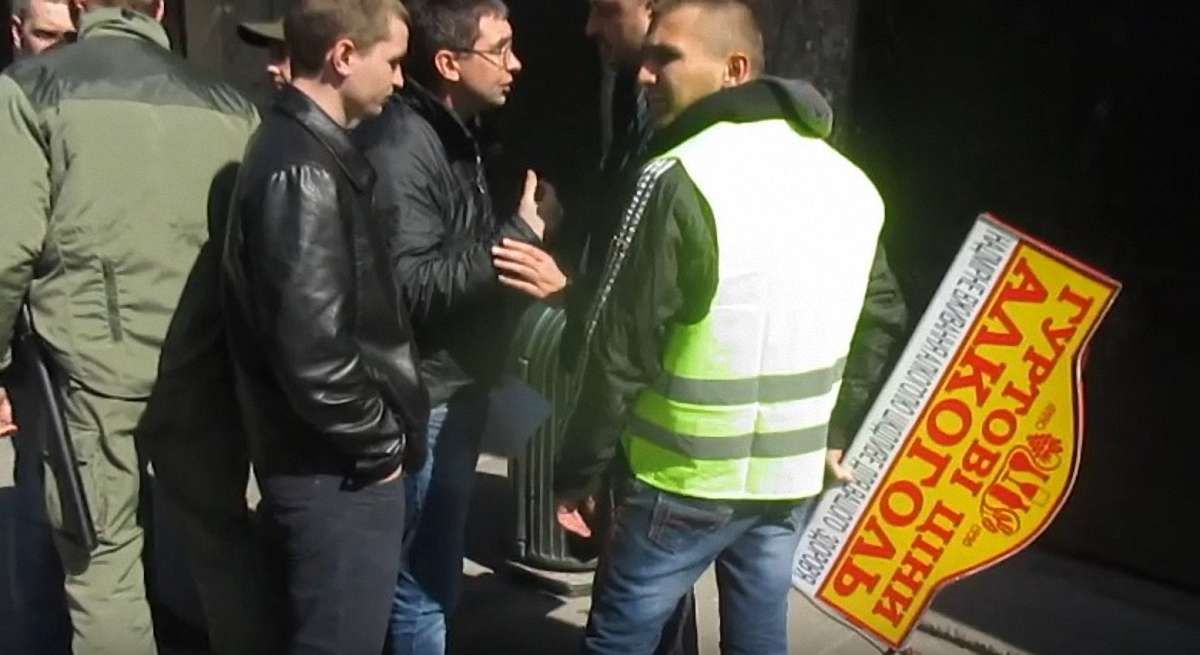 Під час демонтажу вивісок на львівських комунальників напали представники алкомагазину