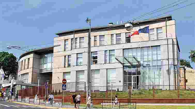 Усі консульства Польщі призупинили роботу в Україні після нападу на генконсульство в Луцьку
