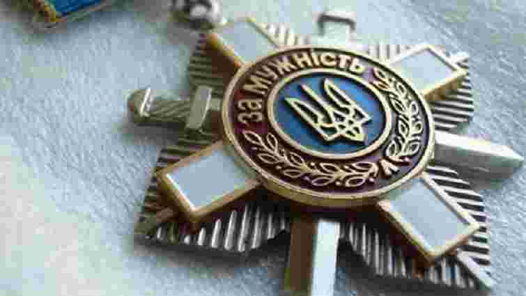 Сестра загиблого в Іл-76 десантника повернула Порошенку орден брата