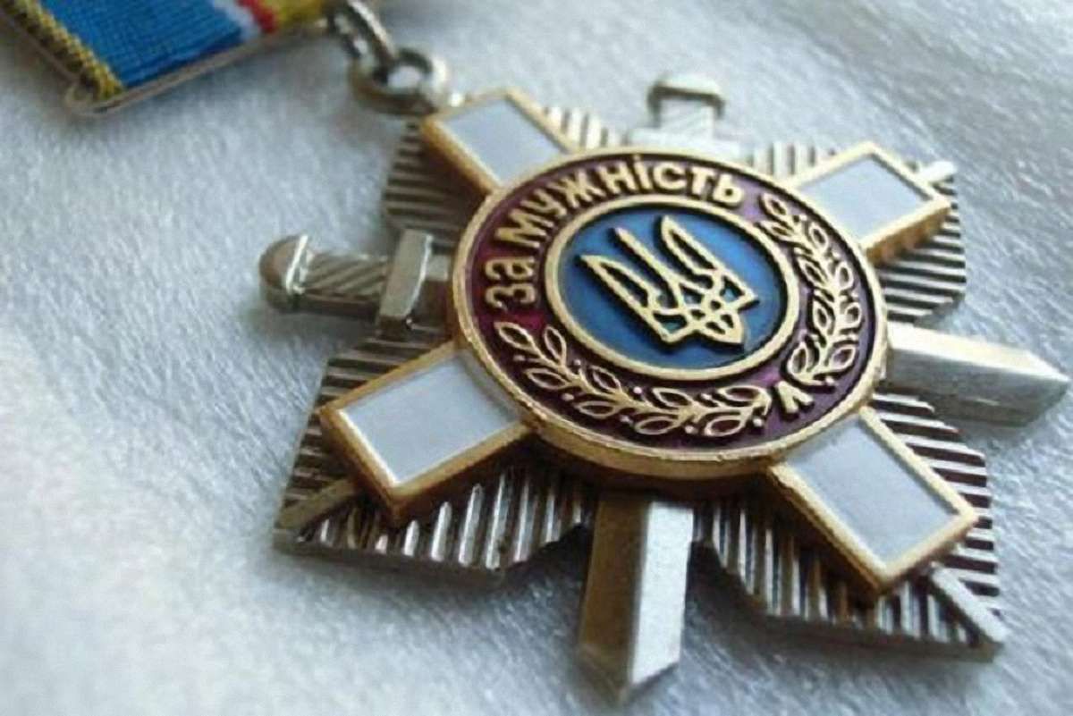 Сестра загиблого в Іл-76 десантника повернула Порошенку орден брата