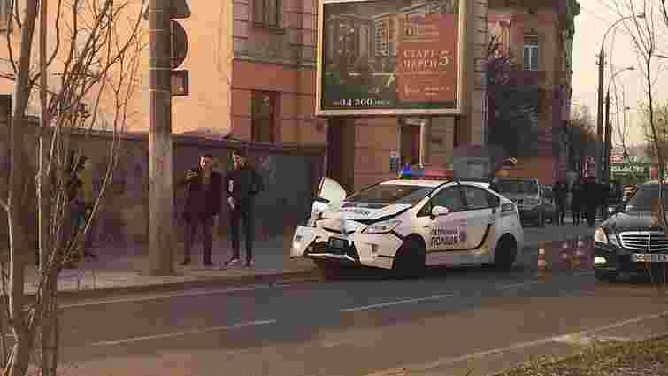 Машина патрульної поліції у Львові влетіла в електроопору