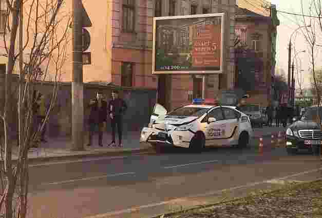 Машина патрульної поліції у Львові влетіла в електроопору